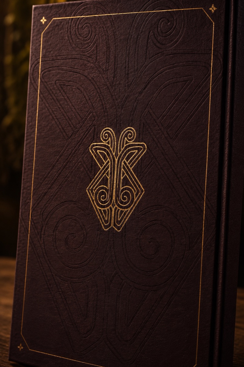 Contraportada con monograma